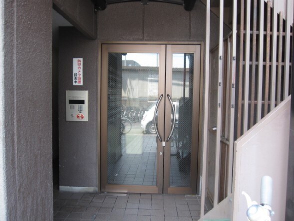 物件外観写真2　(エントランス部分)