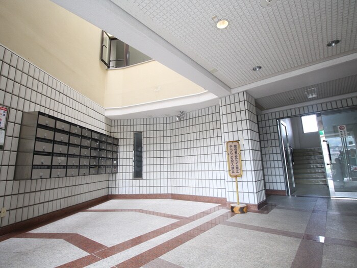 物件外観写真5　(エントランス部分)