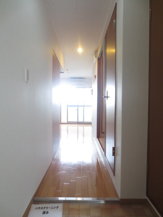 物件内観写真4　(玄関)