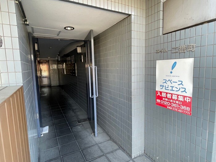 物件外観写真4　(エントランス部分)