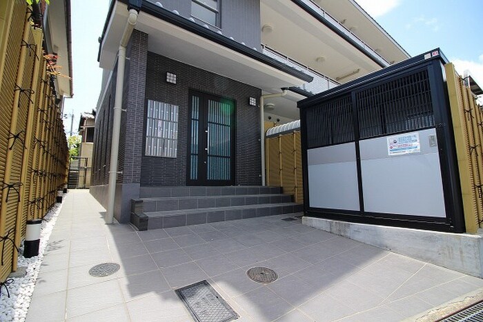 物件外観写真2　(エントランス部分)