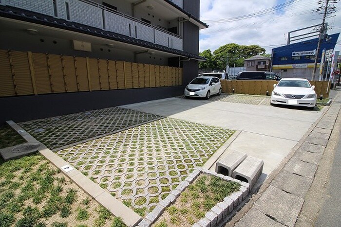 物件外観写真5　(駐車場)