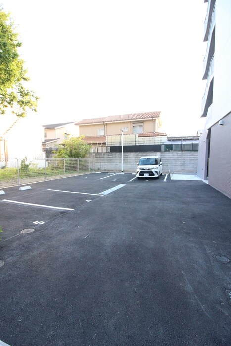 物件外観写真5　(駐車場)