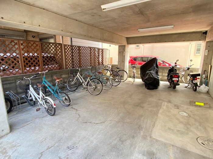 物件外観写真2　(駐輪場)