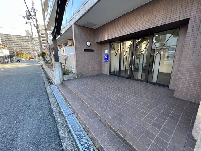 物件外観写真3　(エントランス部分)