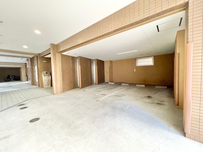 物件外観写真5　(駐車場)