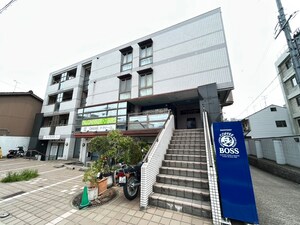 ウエストインコスモ外観写真