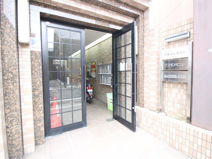 物件外観写真3　(エントランス部分)