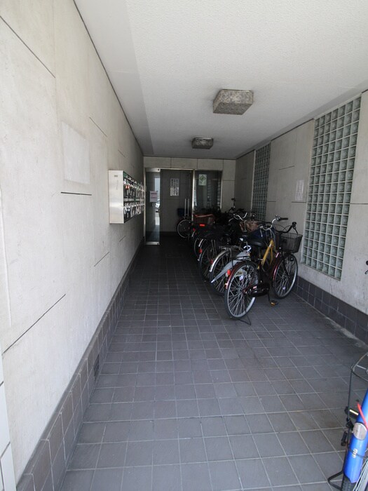 物件外観写真3　(エントランス部分)