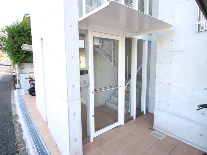 物件外観写真2　(エントランス部分)