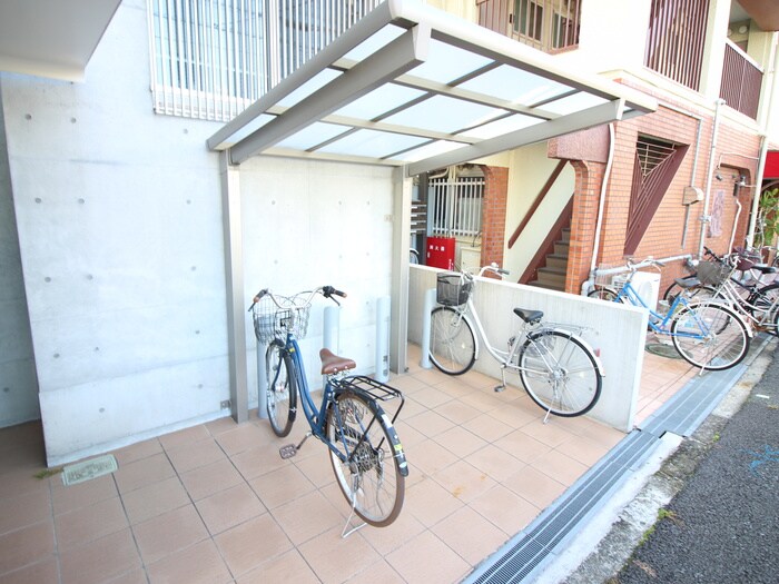 物件外観写真4　(駐輪場)