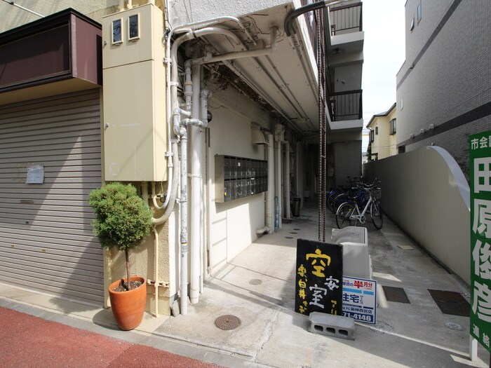 物件外観写真6　(エントランス部分)