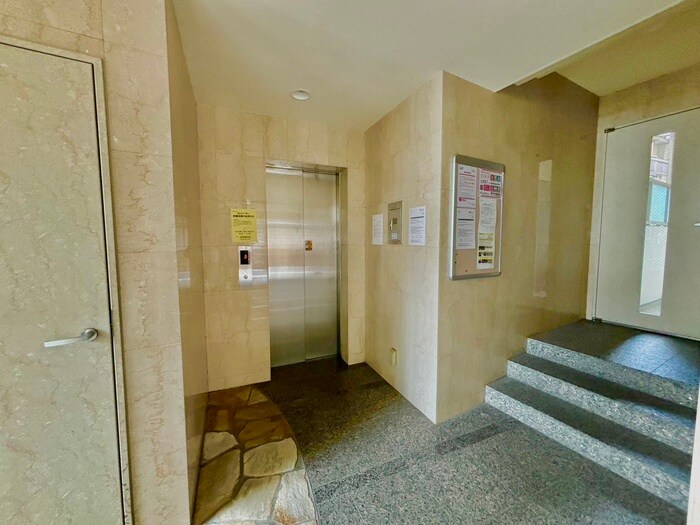 物件外観写真2　(エントランス部分)