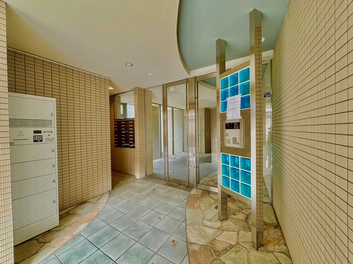 物件外観写真3　(エントランス部分)