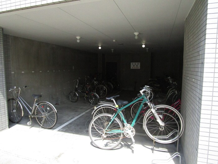 物件外観写真4　(駐輪場)