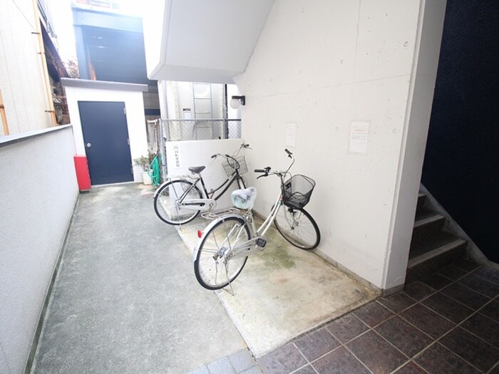 物件外観写真4　(駐輪場)