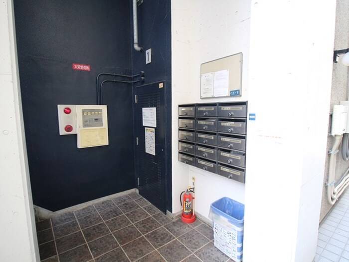 物件外観写真5　(エントランス部分)