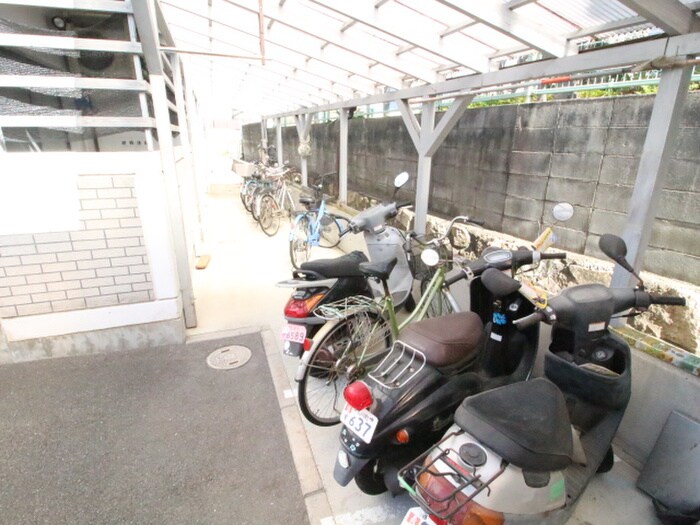 物件外観写真6　(バイク置き場)