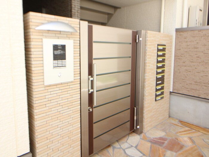 物件外観写真5　(エントランス部分)