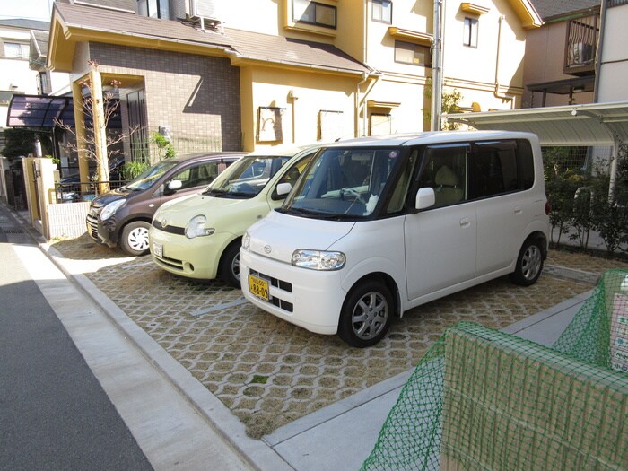 物件外観写真3　(駐車場)