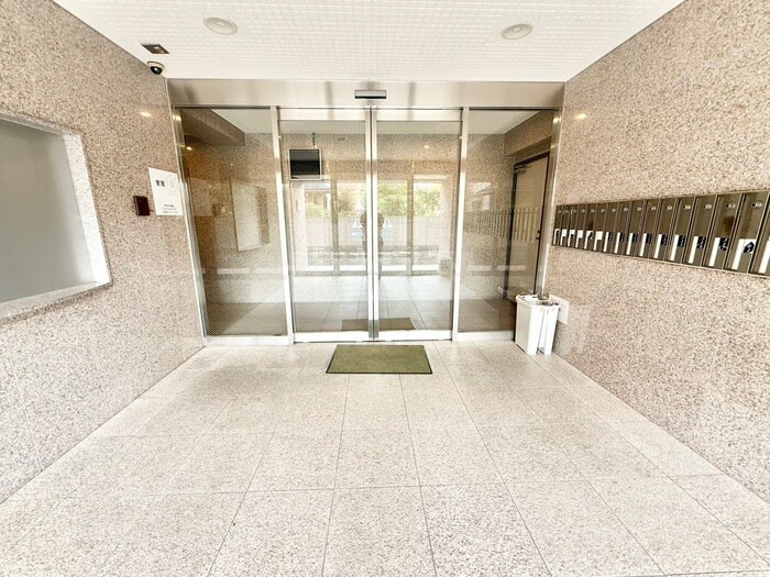 物件外観写真3　(エントランス部分)