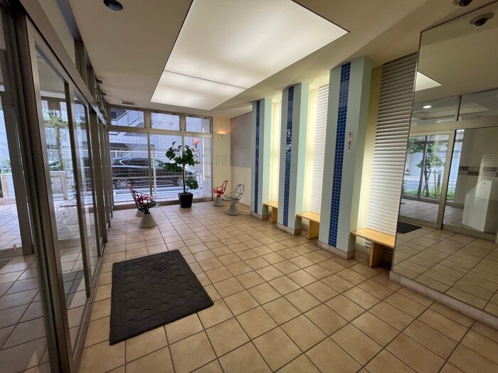 物件外観写真2　(エントランス部分)