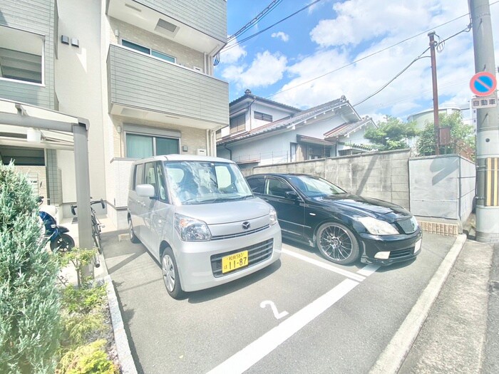物件外観写真4　(駐車場)