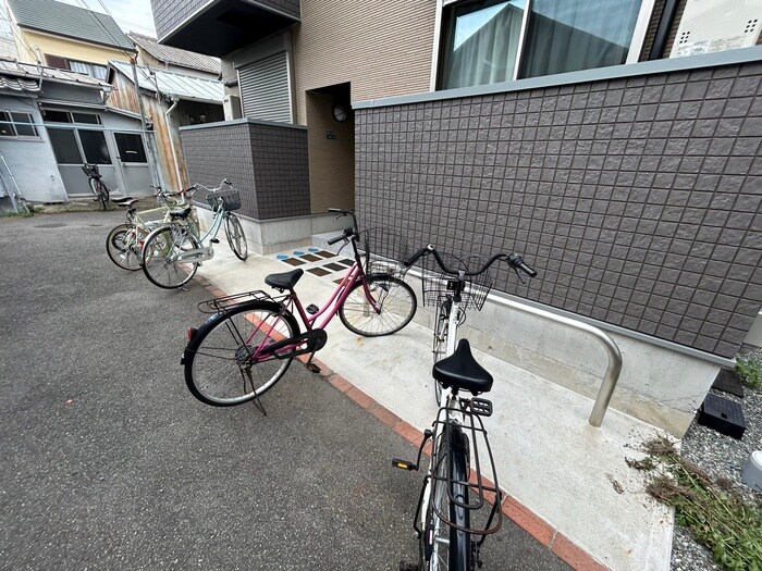物件外観写真4　(駐輪場)