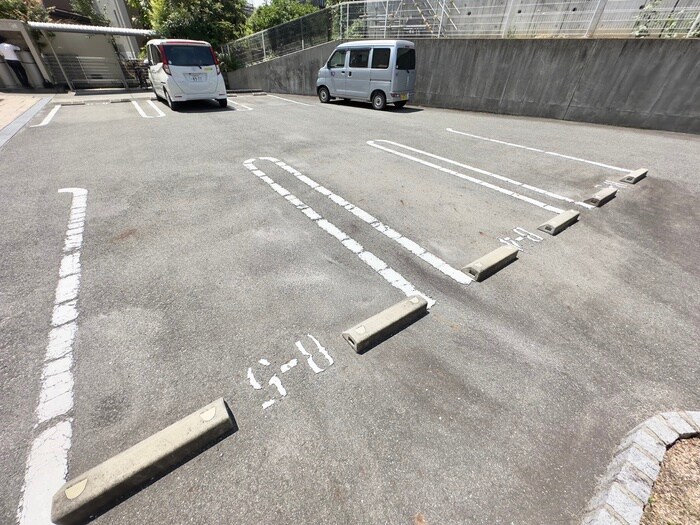 物件外観写真3　(駐車場)