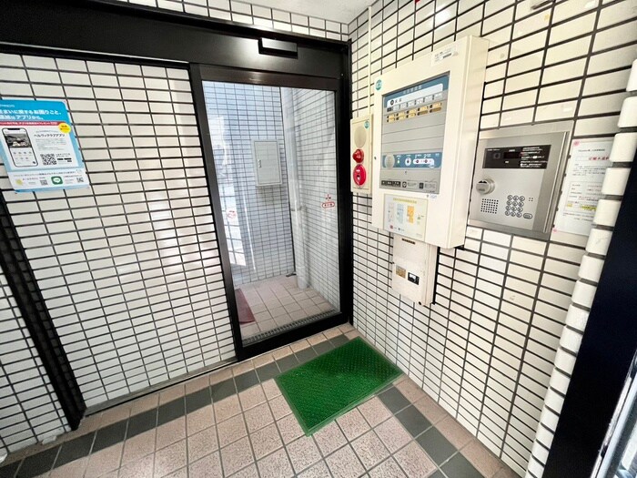 物件外観写真2　(エントランス部分)