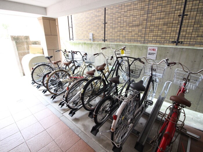 物件外観写真3　(駐輪場)