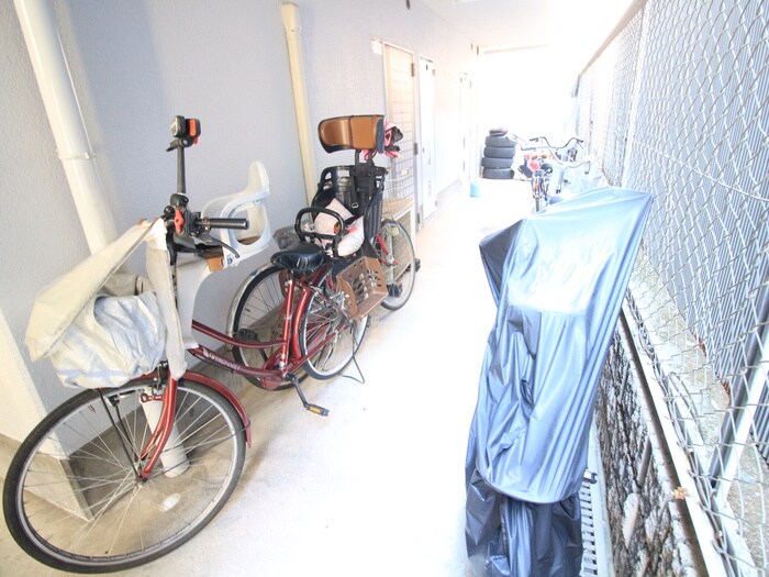 物件外観写真2　(駐輪場)