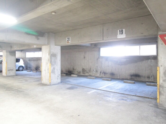 物件外観写真5　(駐車場)