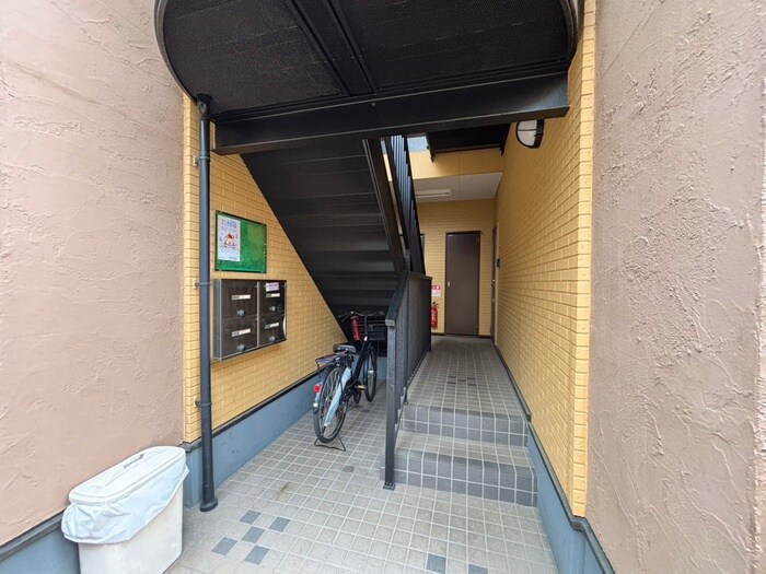 物件外観写真3　(エントランス部分)