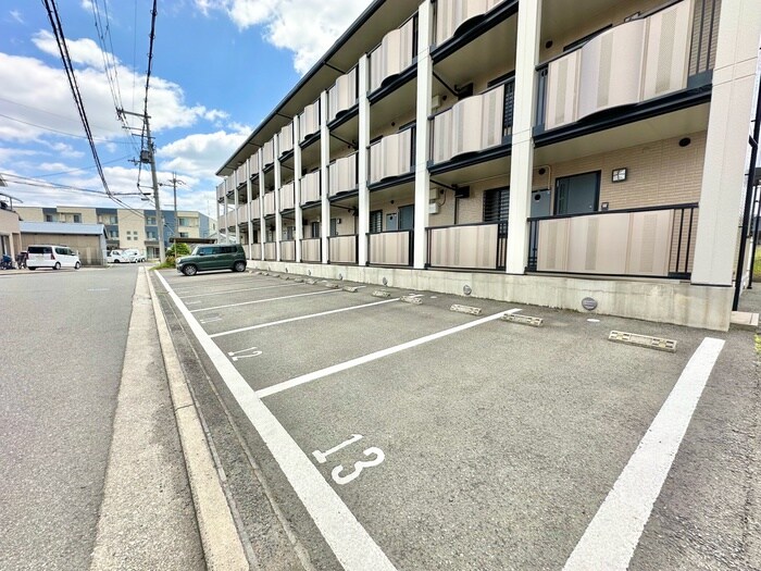 物件外観写真3　(駐車場)