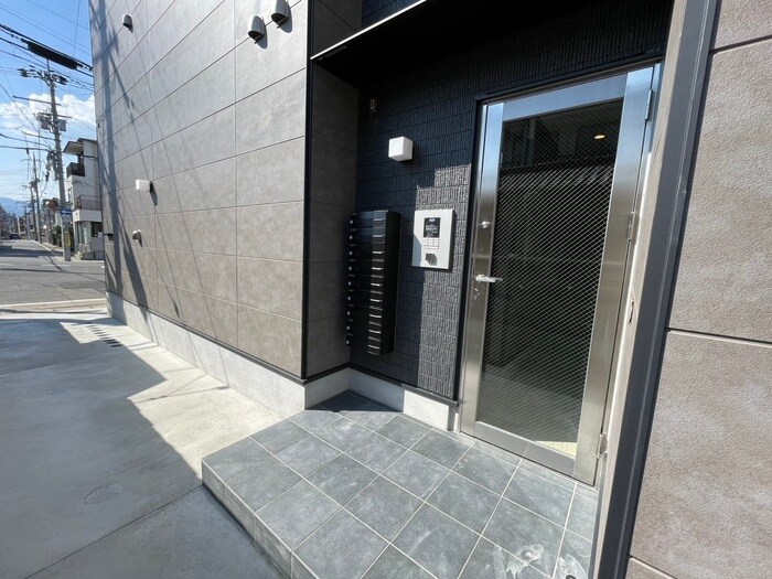物件外観写真3　(エントランス部分)