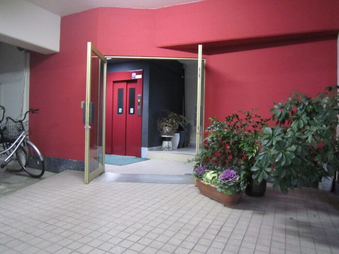 物件外観写真2　(エントランス部分)