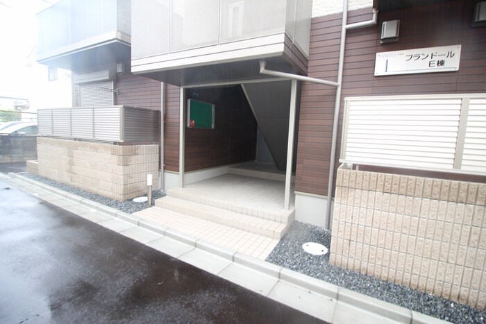 物件外観写真3　(エントランス部分)