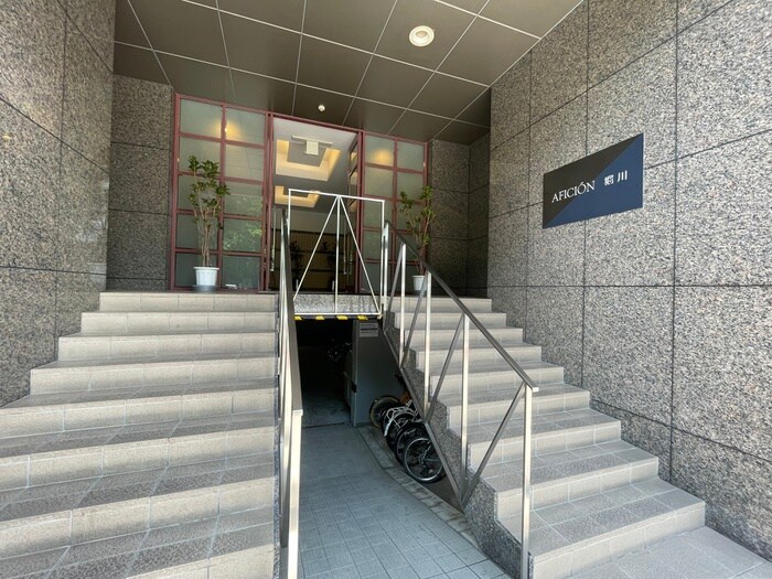 物件外観写真3　(エントランス部分)