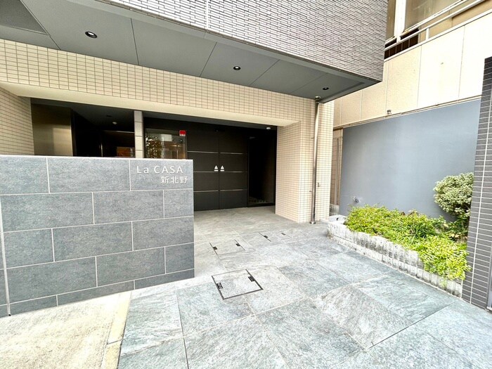 物件外観写真2　(エントランス部分)