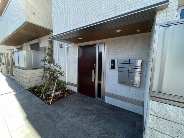 物件外観写真4　(エントランス部分)