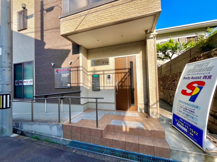 物件外観写真3　(エントランス部分)