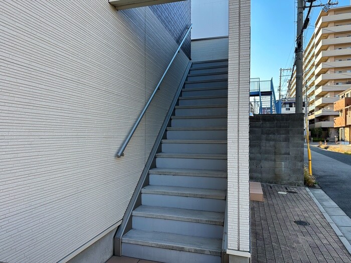 物件外観写真2　(エントランス部分)