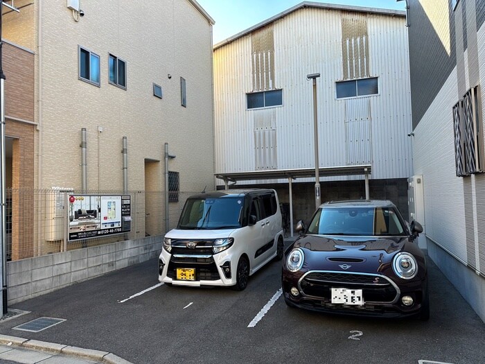 物件外観写真5　(駐車場)