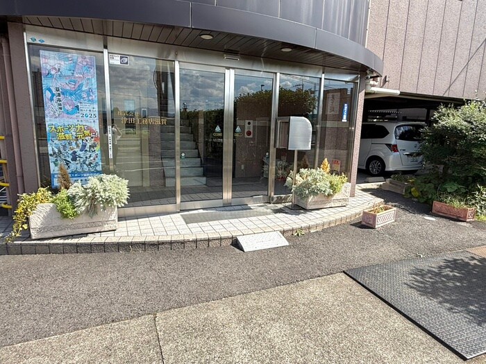 物件外観写真3　(エントランス部分)