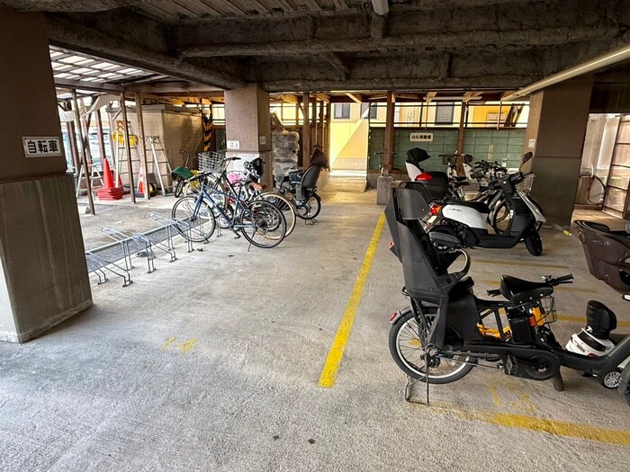物件外観写真4　(駐輪場)