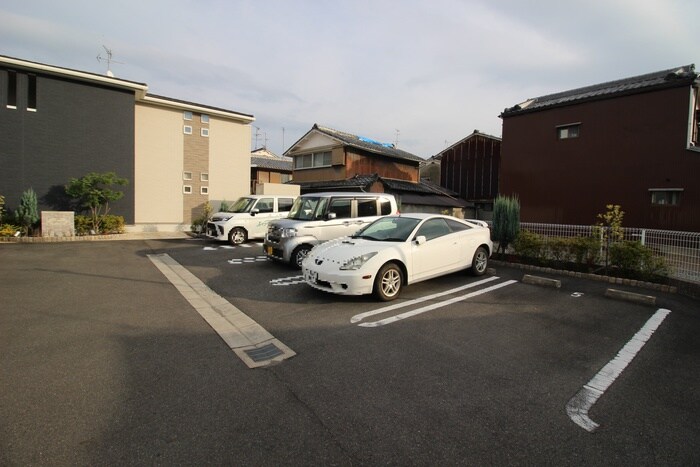 物件外観写真3　(駐車場)