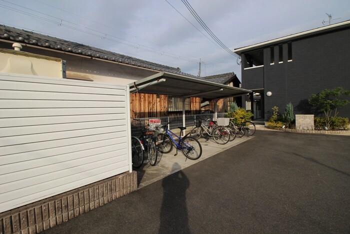 物件外観写真4　(駐輪場)