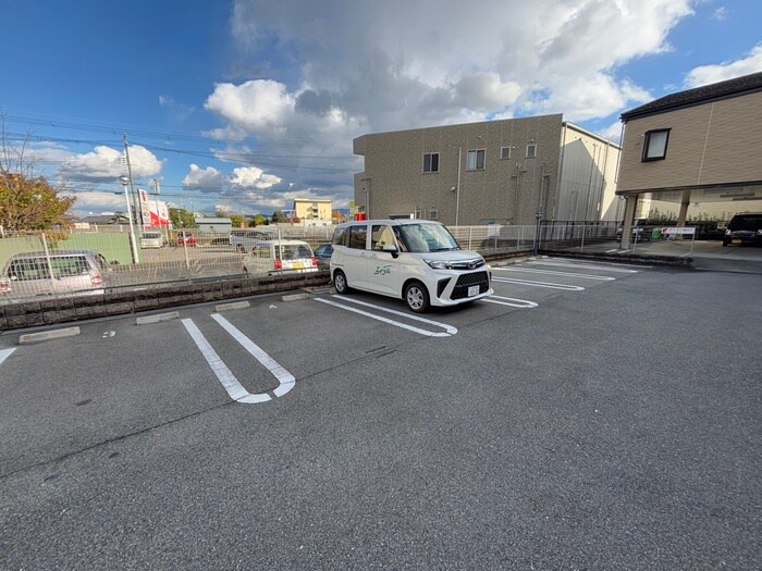 物件外観写真2　(駐車場)