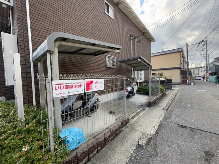 物件外観写真3　(バイク置き場)